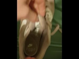 Quick cum on her shoes